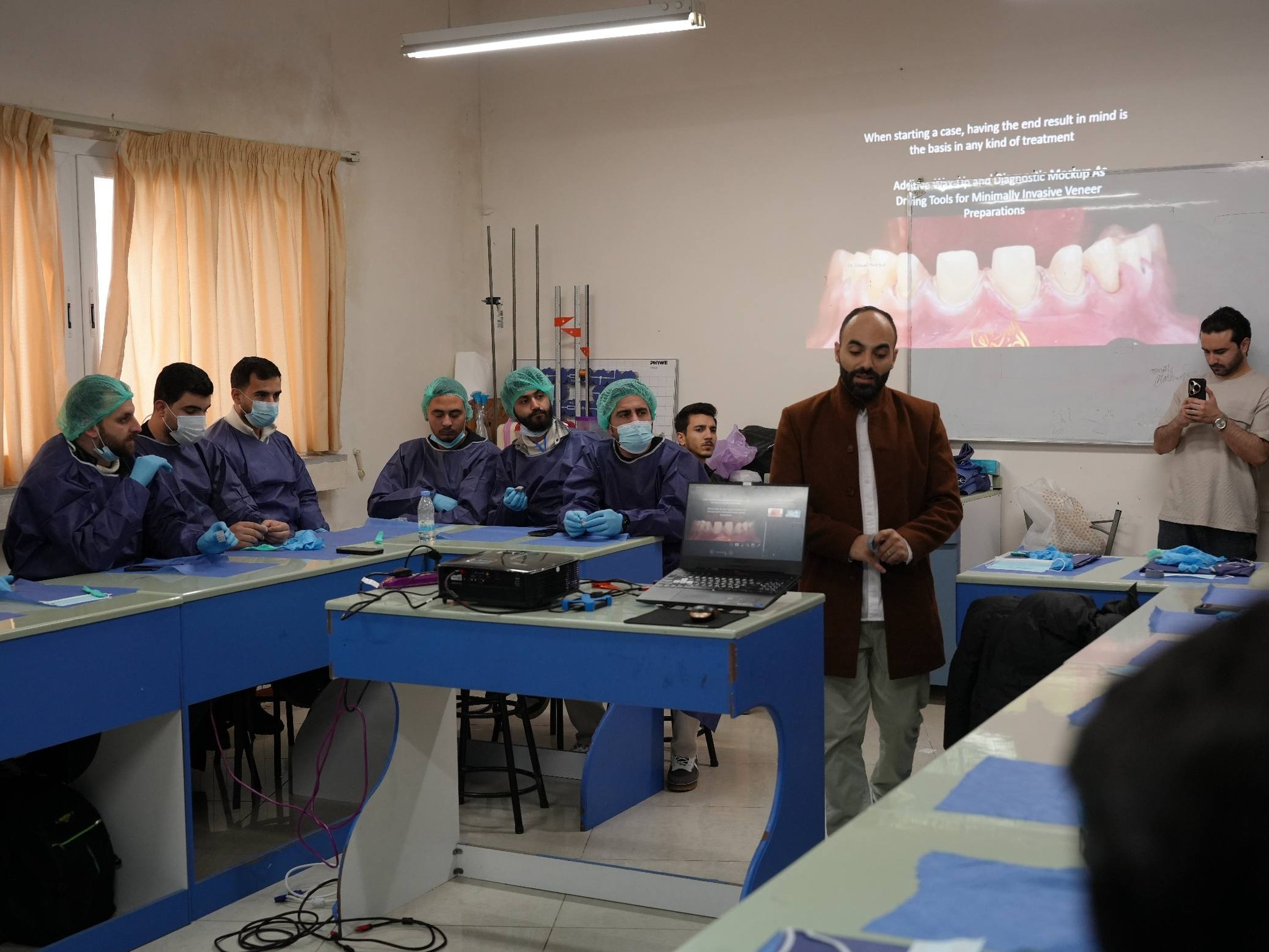 كلية طب الأسنان في جامعة الأندلس تنظّم تدريباً عملياً حول الوجوه التجميلية بهدف تطوير المهارات السريرية للطلاب