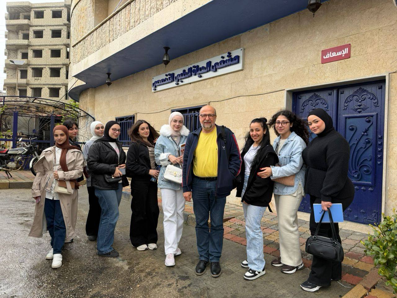 طلاب إدارة المشافي بجامعة الأندلس يجرون زيارة ميدانية استطلاعية لمشفى القدموس الوطني ومشفى الحياة التخصصي لتحليل المعايير التصميمية والوظيفية للمنشآت الصحية