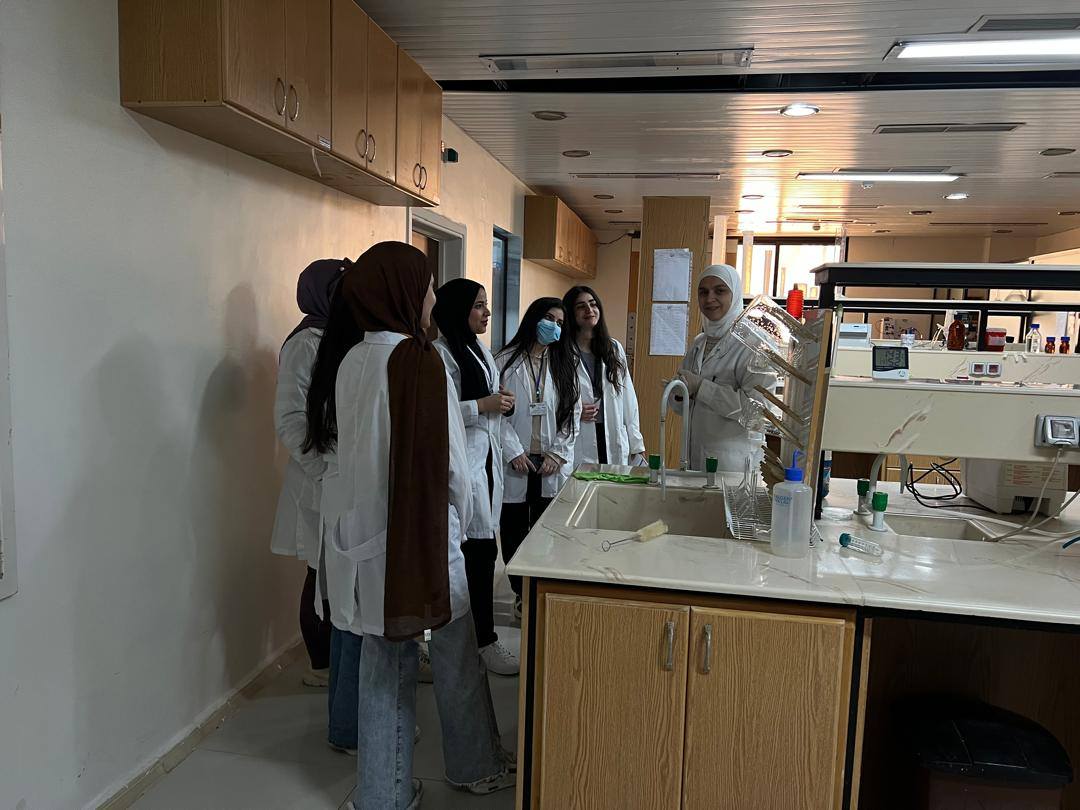 طلاب كلية الصيدلة في جامعة الأندلس يستكملون مشروع تخرجهم بهيئة الطاقة الذرية لدراسة الاستهداف الأنفي–الدماغي للعلاج بالجسيمات النانوية