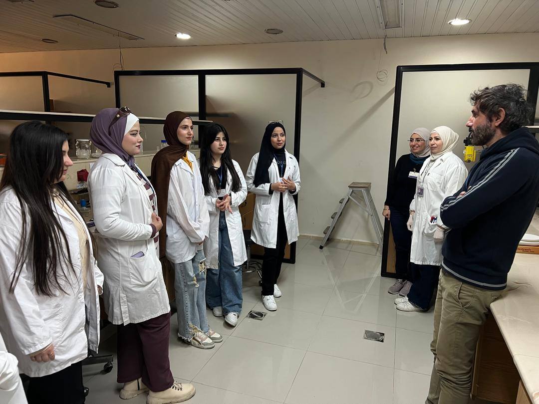 طلاب كلية الصيدلة في جامعة الأندلس يستكملون مشروع تخرجهم بهيئة الطاقة الذرية لدراسة الاستهداف الأنفي–الدماغي للعلاج بالجسيمات النانوية