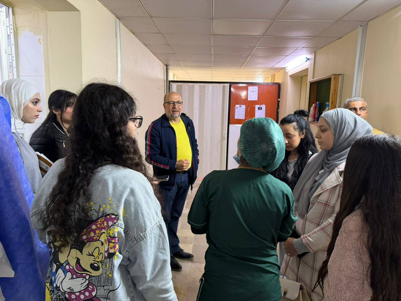 طلاب إدارة المشافي بجامعة الأندلس يجرون زيارة ميدانية استطلاعية لمشفى القدموس الوطني ومشفى الحياة التخصصي لتحليل المعايير التصميمية والوظيفية للمنشآت الصحية