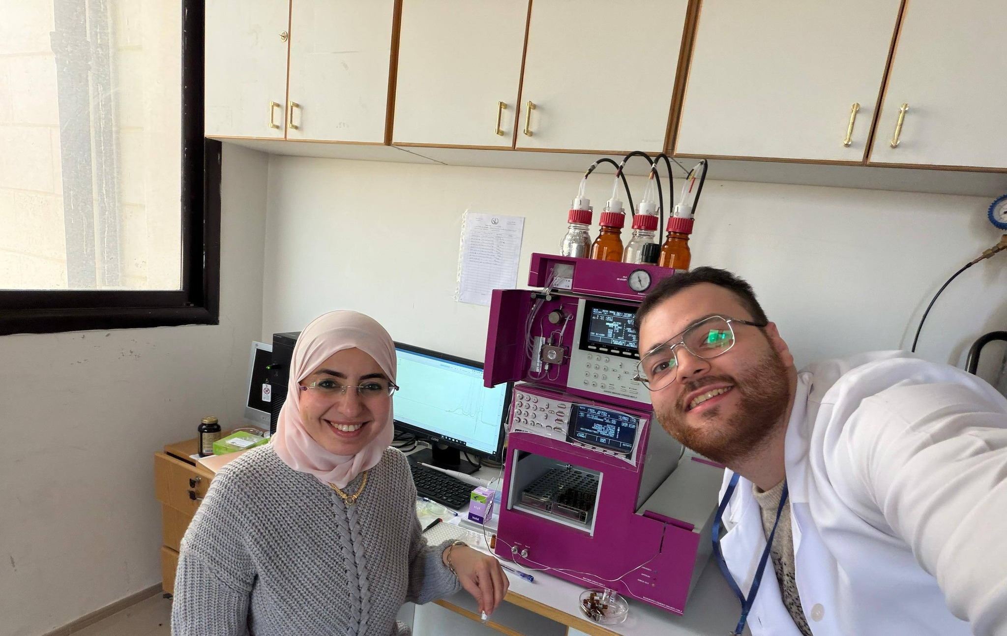 طلاب السنة الخامسة في كلية الصيدلة بجامعة الأندلس يباشرون مشروع تخرجهم في هيئة الطاقة الذرية