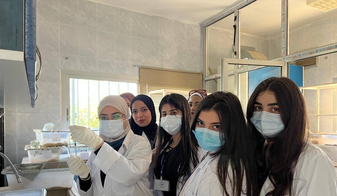 طلاب كلية الصيدلة في جامعة الأندلس يستكملون مشروع تخرجهم بهيئة الطاقة الذرية لدراسة الاستهداف الأنفي–الدماغي للعلاج بالجسيمات النانوية