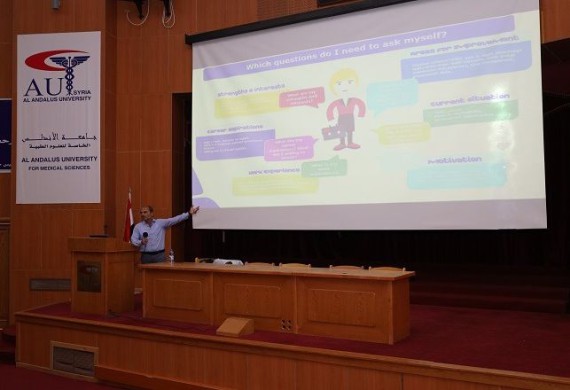 محاضرة لطلاب كلية الصيدلة بعنوان شركات الأدوية: المبيعات والتسويق