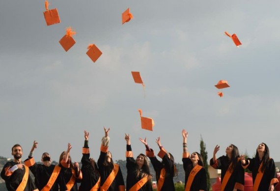 الاحتفال بتخريج الدفعة الثانية من طلاب كلية التمريض