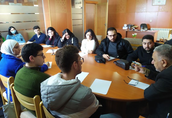 لقاء الدكتور كنعان التميمي نائب رئيس الجامعة للشؤون العلمية ببعض مجاميع البحث العلمي من طلاب كلية الطب البشري