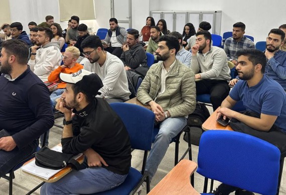 محاضرة  علمية في كلية الهندسة الطبية حول كيفية انجاز مشروع التخرج