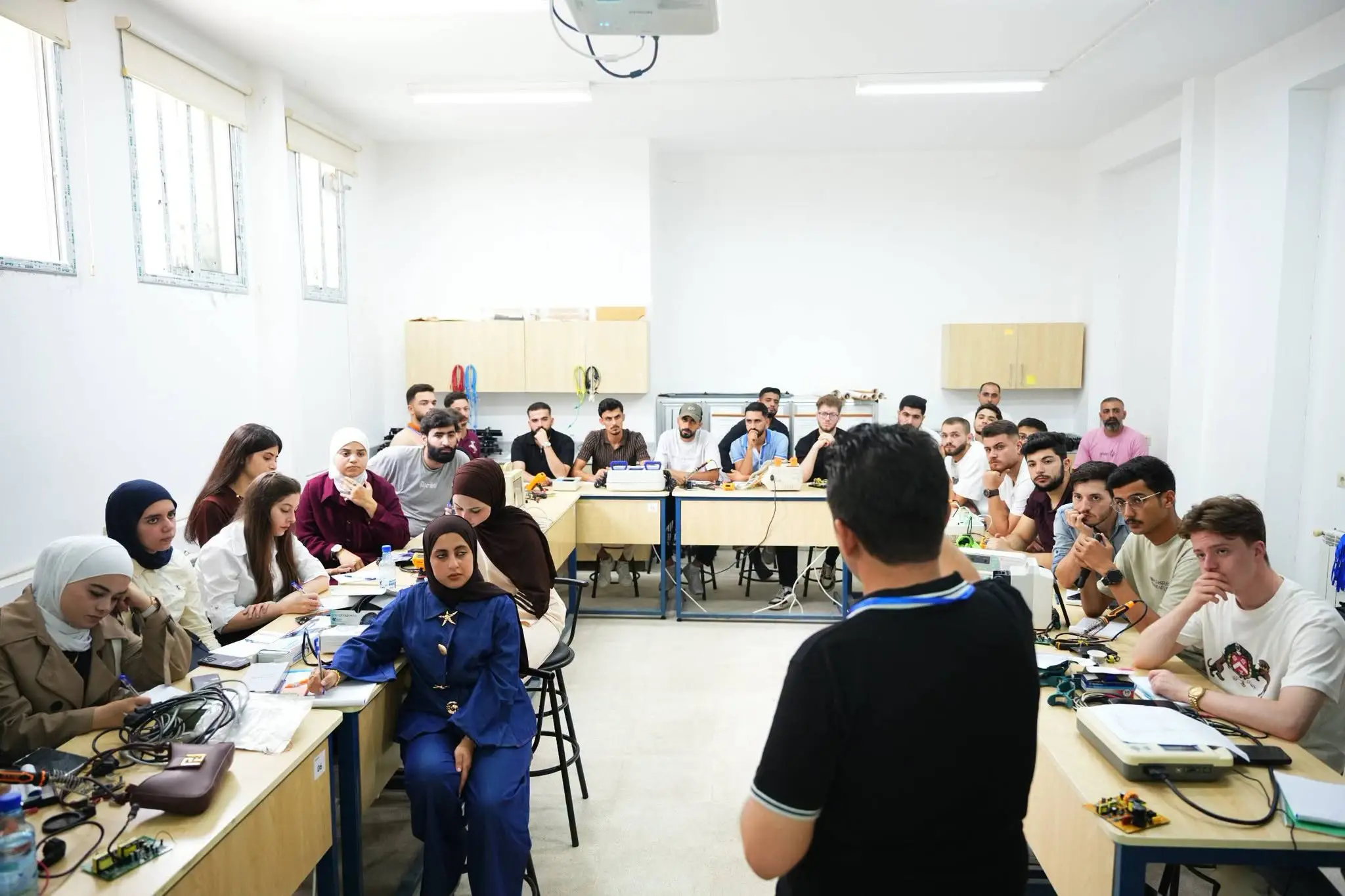 3 ورش عمل متخصصة تثري مؤتمر جامعة الأندلس الدولي في مجالات الليزر الجراحي، العناية المشددة، والأطراف الاصطناعية الذكية