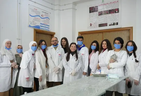 جلسة عملية في علم الأدوية في إطار التدريب العملي لطلاب الصيدلة