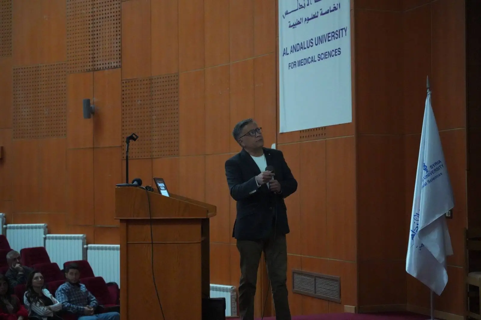 كلية الصيدلة بجامعة الأندلس تستضيف محاضرة حول التيقظ الدوائي وعلم الجينات والذكاء الاصطناعي في تطوير الممارسة الصيدلانية