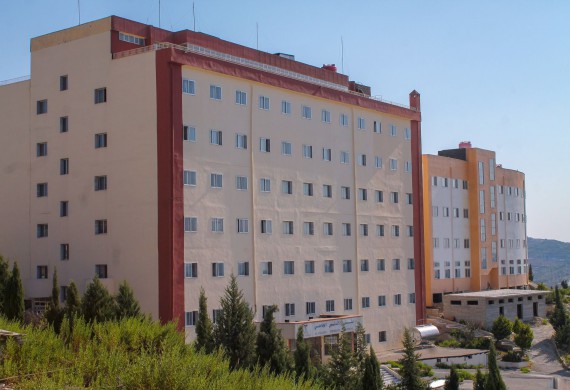 إعلان استقبال المرضى والمراجعين بمعاينات مجانية في مشفى الأندلس الجامعي