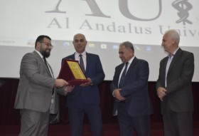 افتتاح دورة في كلية طب الأسنان بعنوان أساسيات في زرع الأسنان
