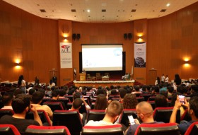 الجلسة الأولى للمؤتمر العلمي الأول لكلية الهندسة الطبية في جامعة الاندلس الخاصة للعلوم الطبية
