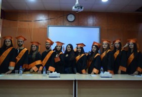 Absolventen feiern ihren Abschluss der Klasse 2020 in der Krankenpflege
